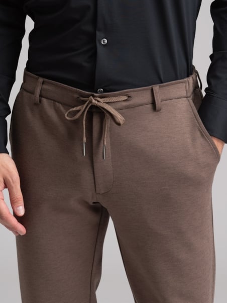 Pantalón chino de hombre en tejido Scuba con banda elástica