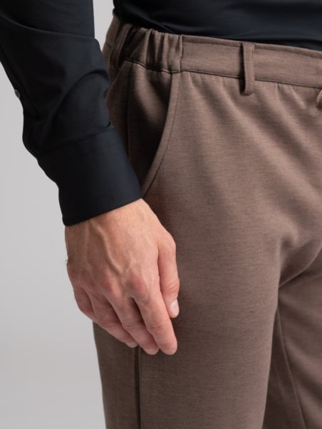 Pantalón chino de hombre en tejido Scuba con banda elástica