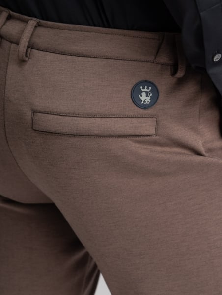 Pantalón chino de hombre en tejido Scuba con banda elástica
