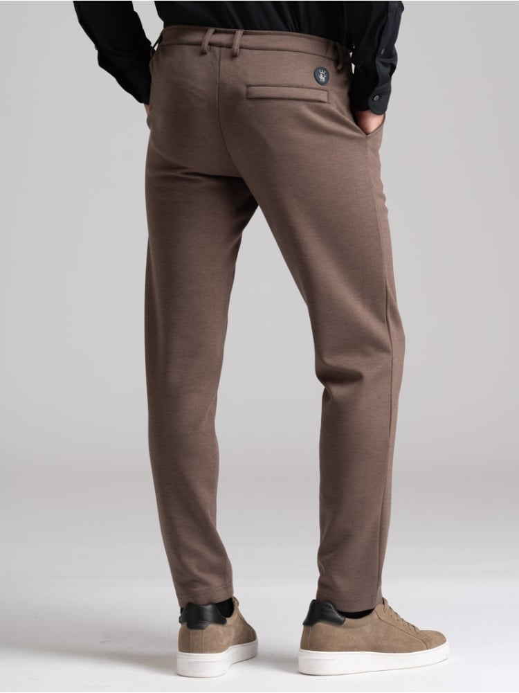 Pantalón chino de hombre en tejido Scuba con banda elástica