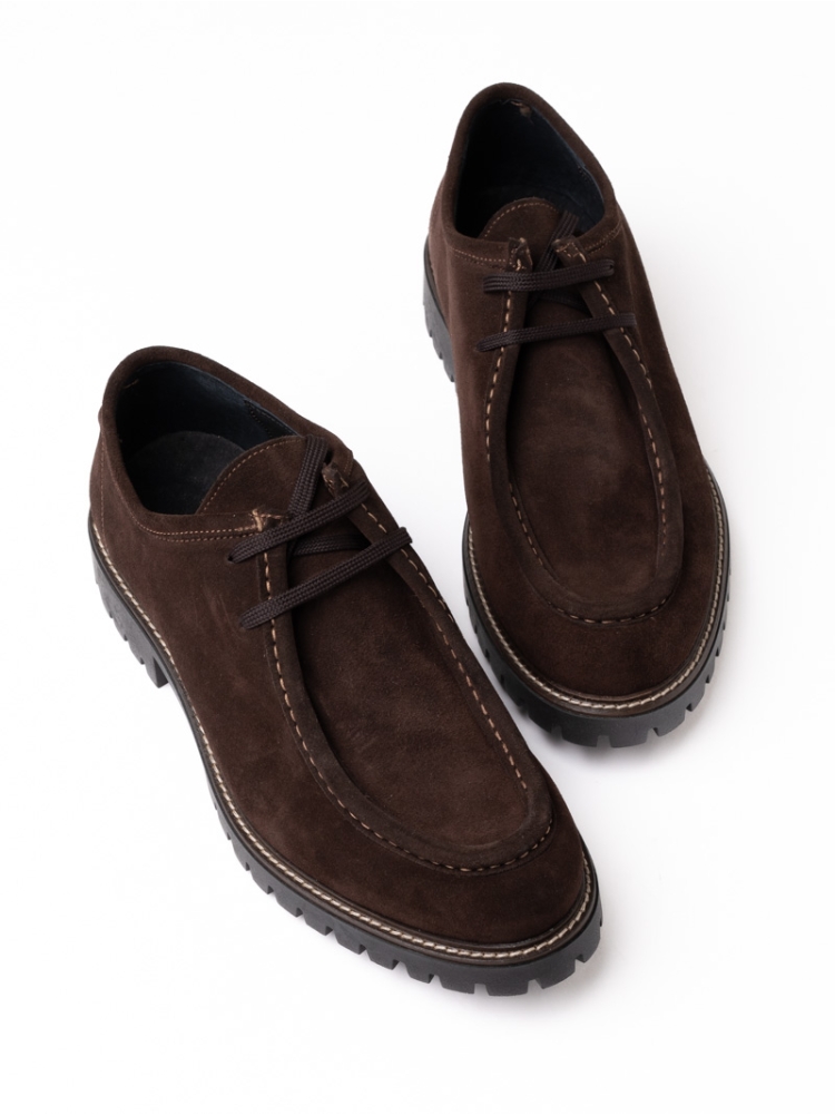 Zapato de caballero con cordones de ante liso