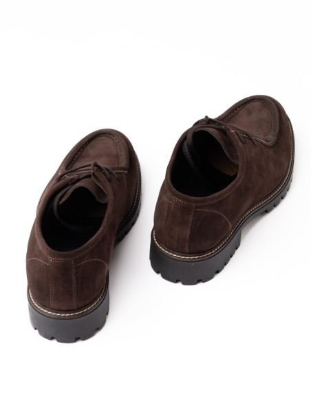 Zapato de caballero con cordones de ante liso