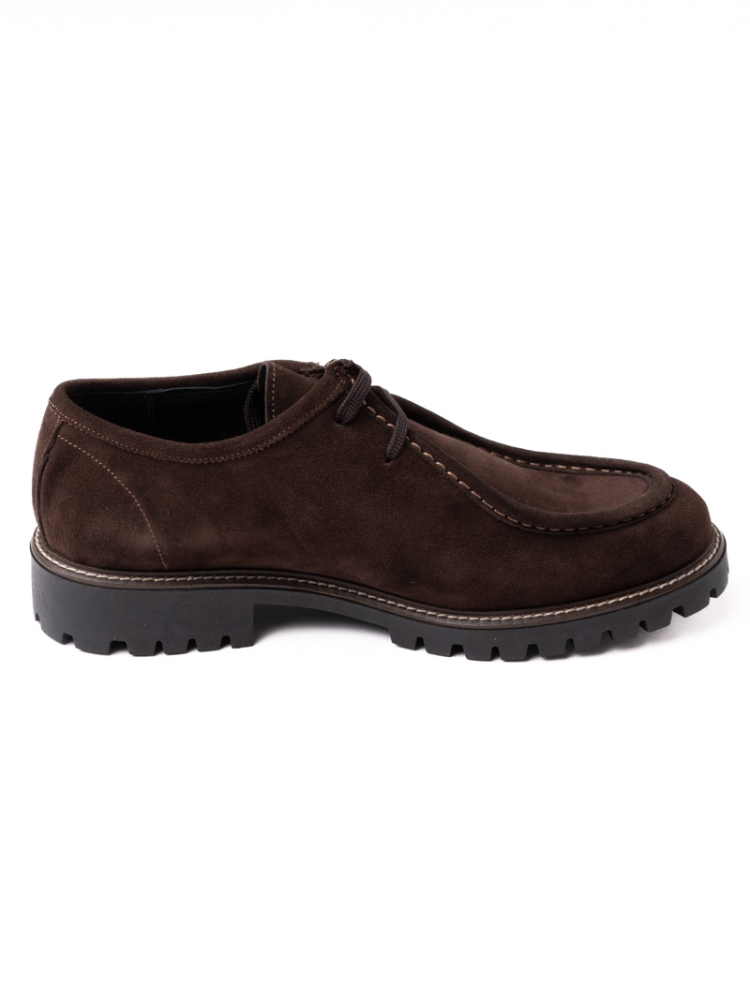 Zapato de caballero con cordones de ante liso