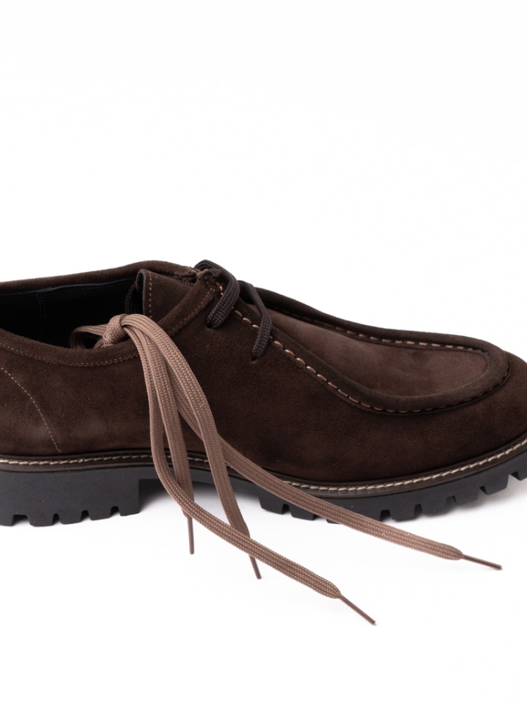 Zapato de caballero con cordones de ante liso