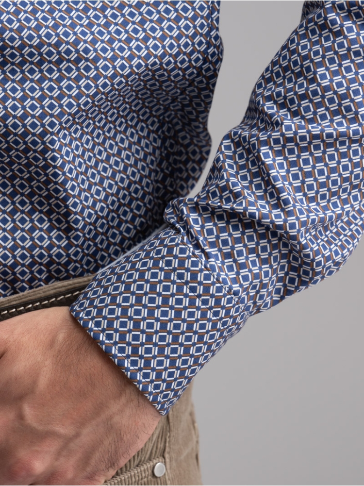 Camisa de hombre con estampado geométrico cuello abotonado azul