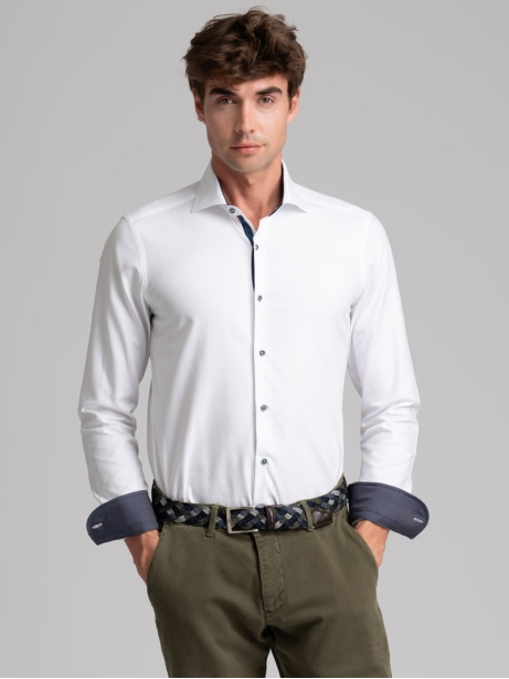 Camisa blanca de espiga para hombre de cuello semidesplegado