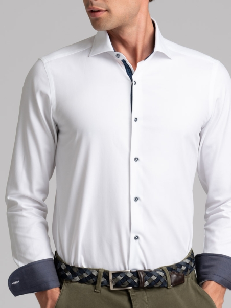 Camisa blanca de espiga para hombre de cuello semidesplegado