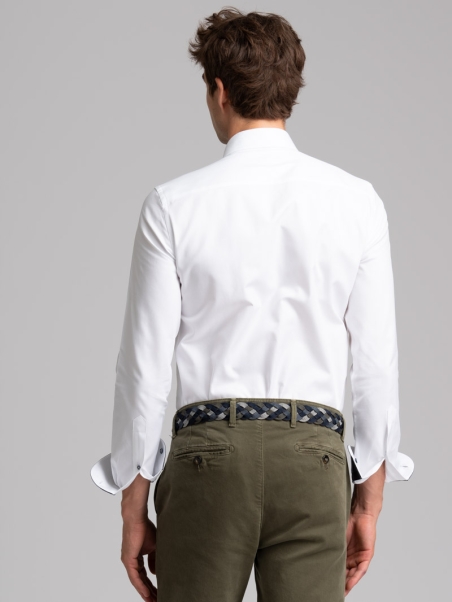 Camisa blanca de espiga para hombre de cuello semidesplegado
