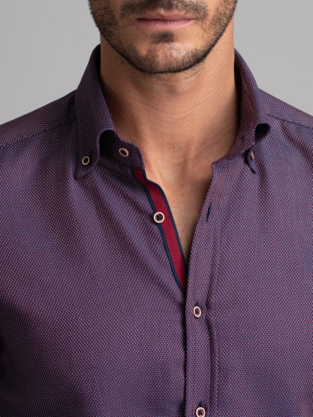 Camisa acorazada de caballero burdeos con cuello abotonado