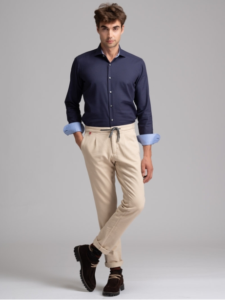 Camisa regular azul y marrón oscuro de cuello semifrancés para hombre