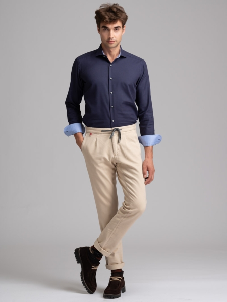 Camisa regular azul y marrón oscuro de cuello semifrancés para hombre