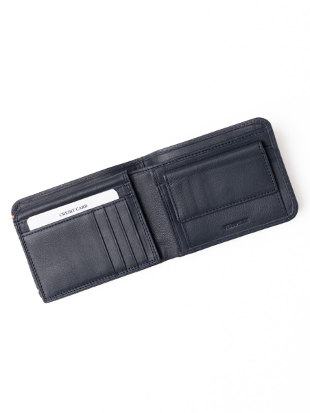 Cartera de hombre con solapa y pespuntes en contraste