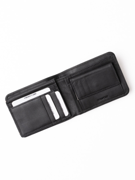 Cartera de hombre con solapa y pespuntes en contraste