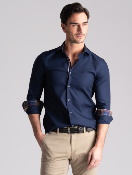 Camisa azul de hombre con cuello semifrancés reforzado