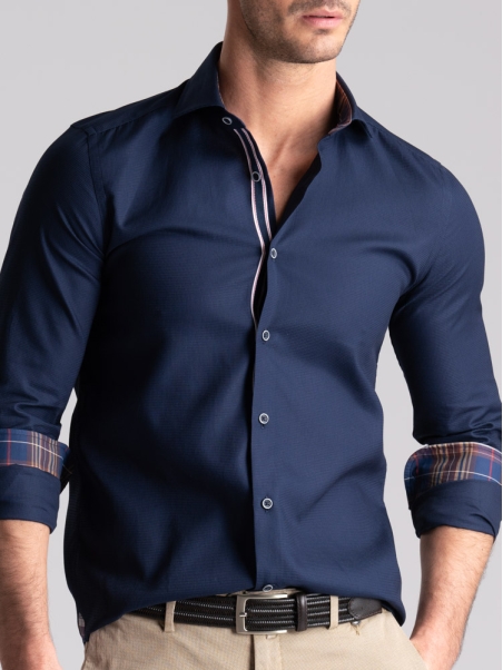 Camisa azul de hombre con cuello semifrancés reforzado