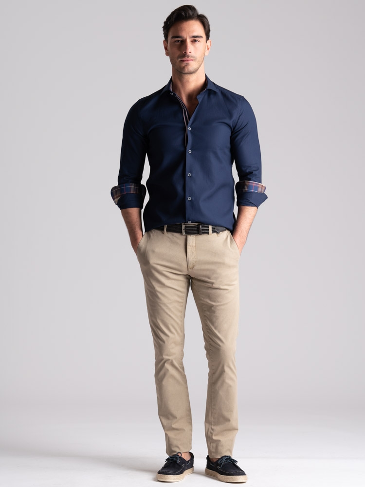 Camisa azul de hombre con cuello semifrancés reforzado