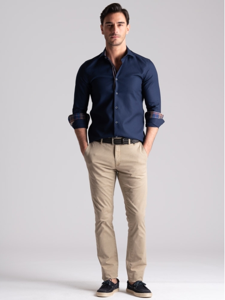 Camisa azul de hombre con cuello semifrancés reforzado
