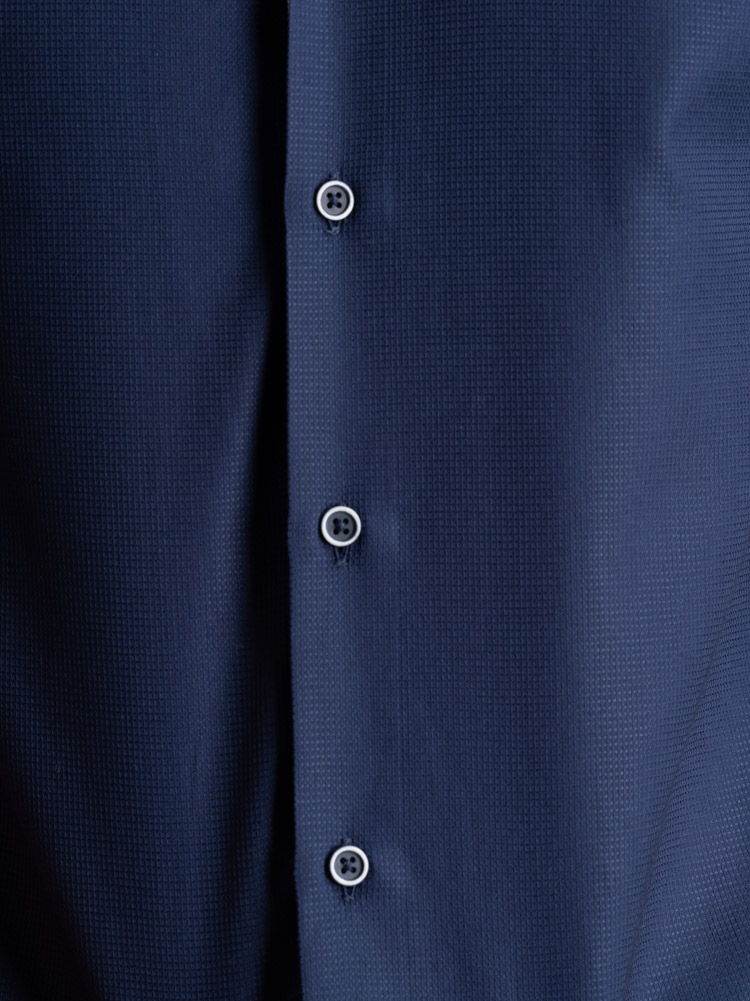 Camisa azul de hombre con cuello semifrancés reforzado