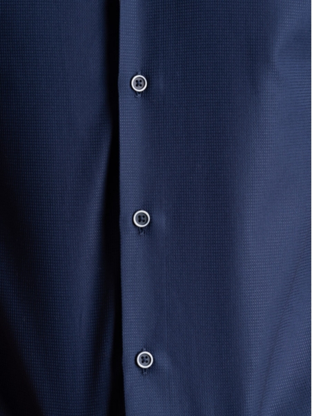 Camisa azul de hombre con cuello semifrancés reforzado