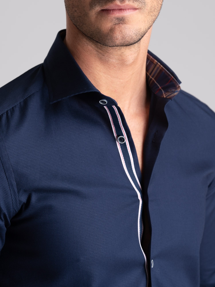 Camisa azul de hombre con cuello semifrancés reforzado