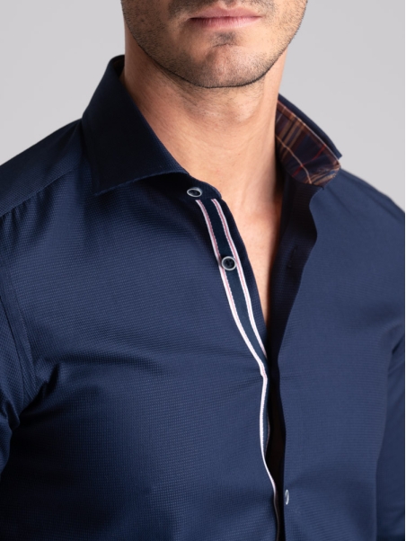Camisa azul de hombre con cuello semifrancés reforzado