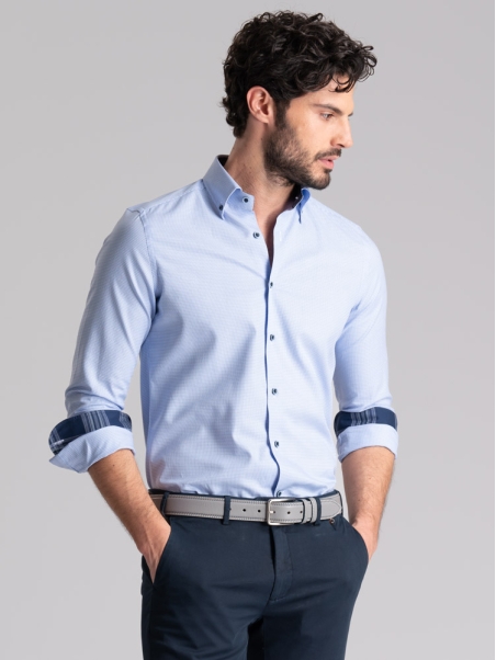 Camisa azul claro de hombre con cuello abotonado blindado