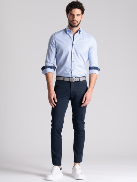 Camisa azul claro de hombre con cuello abotonado blindado