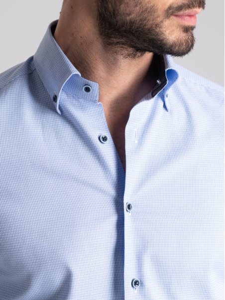 Camisa azul claro de hombre con cuello abotonado blindado