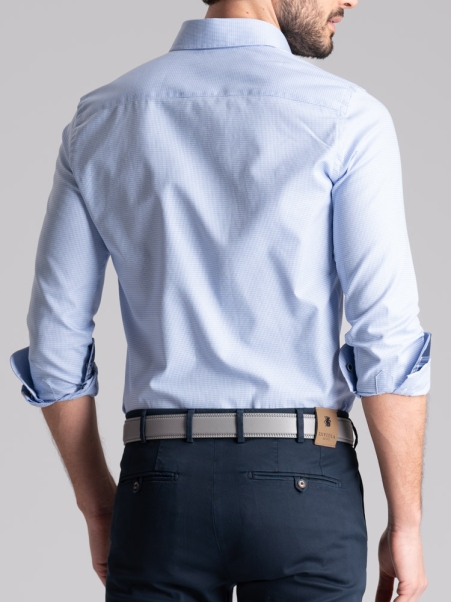 Camisa azul claro de hombre con cuello abotonado blindado