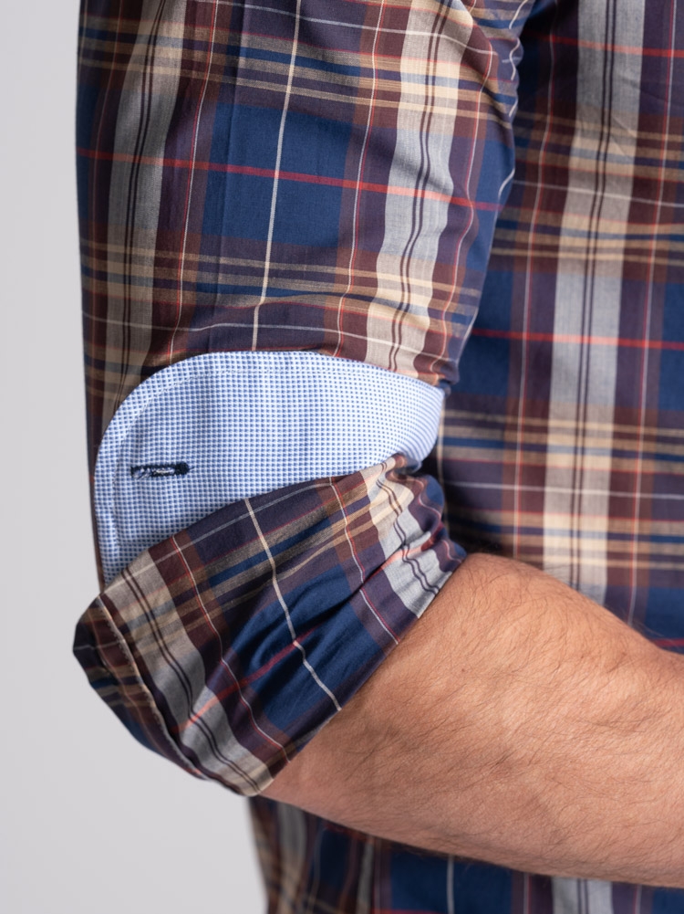 Camisa de hombre azul y arena madrás cuello semifrancés