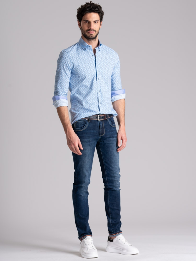 Camisa de caballero con estampado de flores y cuello semifrancés