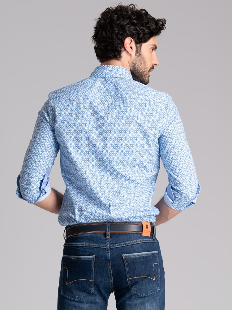 Camisa de caballero con estampado de flores y cuello semifrancés