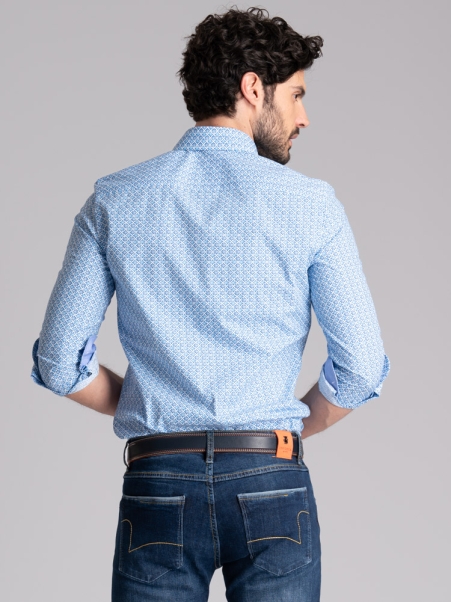 Camisa de caballero con estampado de flores y cuello semifrancés