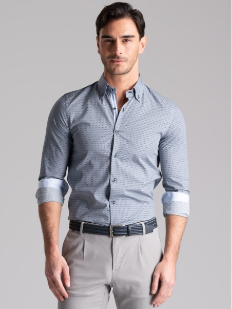 Camisa de hombre con estampado geométrico y cuello abotonado