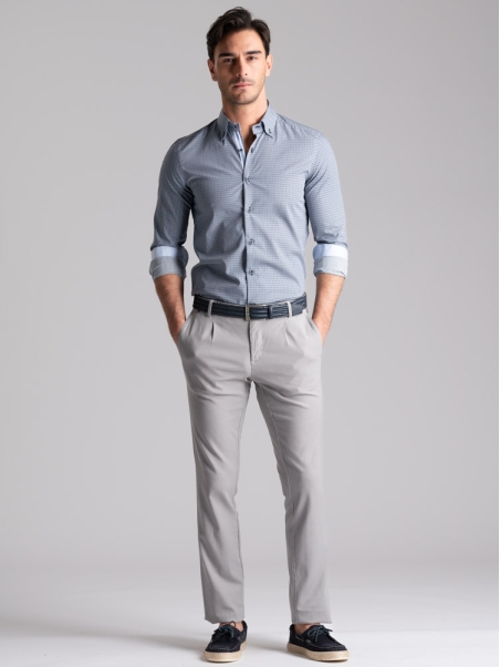 Camisa de hombre con estampado geométrico y cuello abotonado