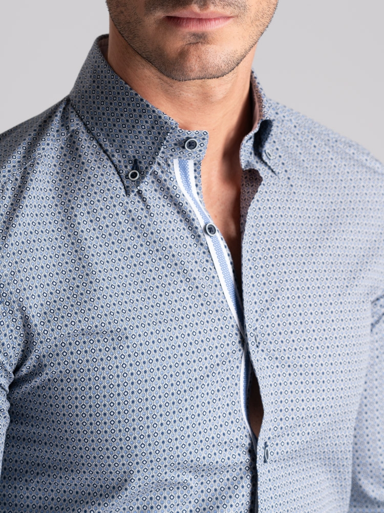 Camisa de hombre con estampado geométrico y cuello abotonado