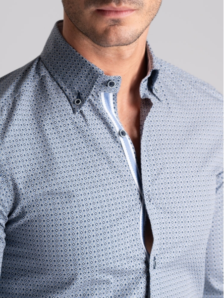 Camisa de hombre con estampado geométrico y cuello abotonado