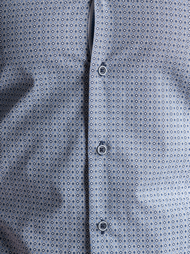 Camisa de hombre con estampado geométrico y cuello abotonado