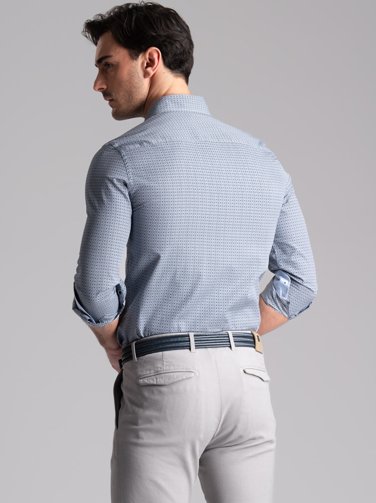 Camisa de hombre con estampado geométrico y cuello abotonado