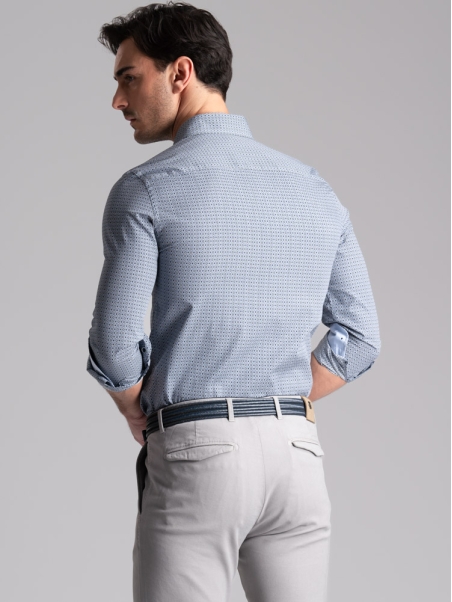 Camisa de hombre con estampado geométrico y cuello abotonado