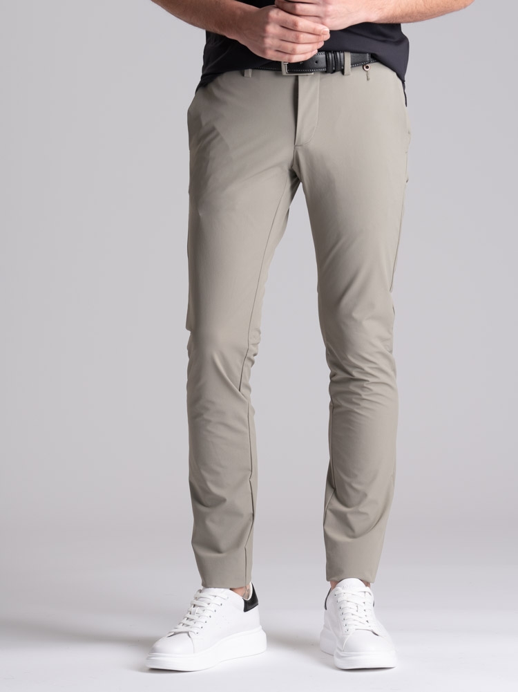 Pantalón chino TECNO efecto crepé, hombre
