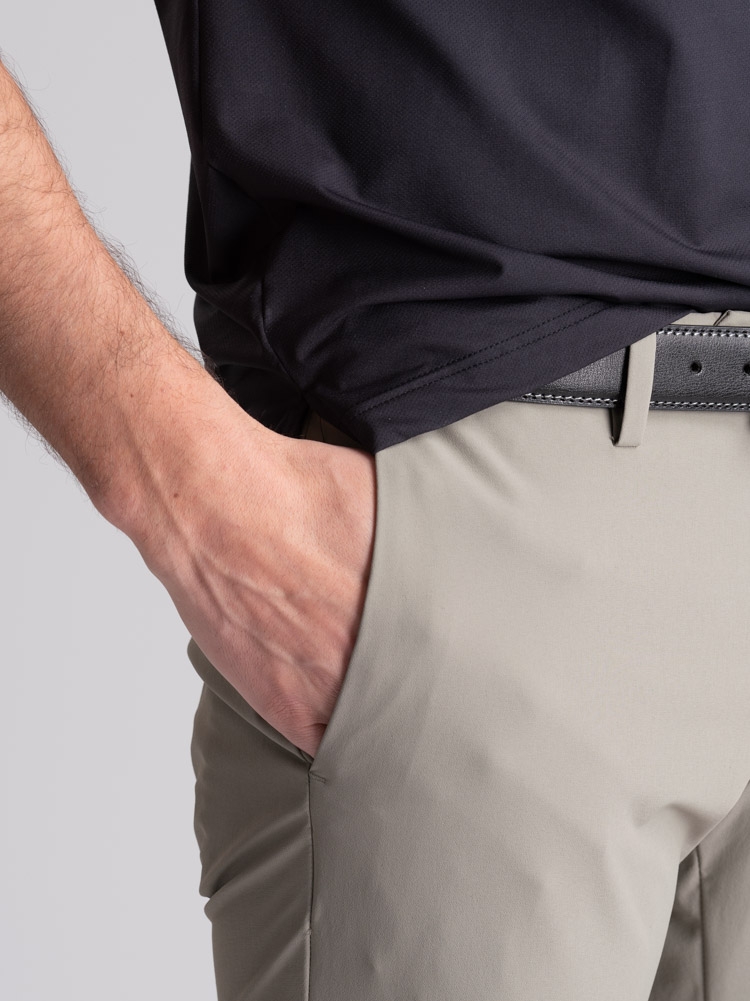 Pantalón chino TECNO efecto crepé, hombre
