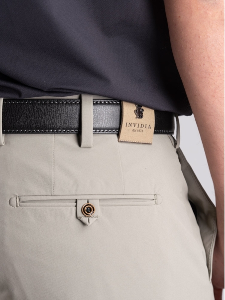 Pantalón chino TECNO efecto crepé, hombre