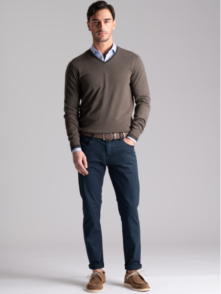 Jersey de hombre de algodón con cuello de pico y contrastes