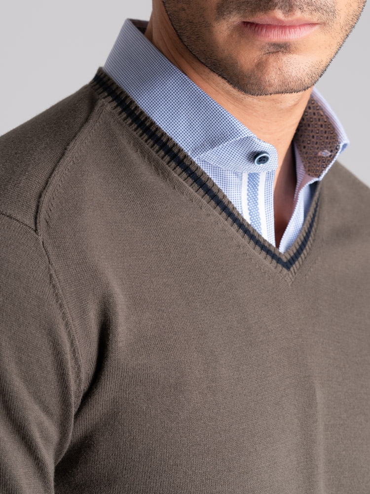 Jersey de hombre de algodón con cuello de pico y contrastes