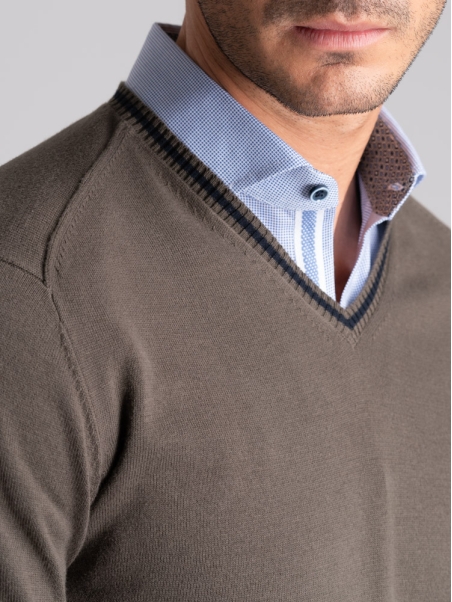 Jersey de hombre de algodón con cuello de pico y contrastes