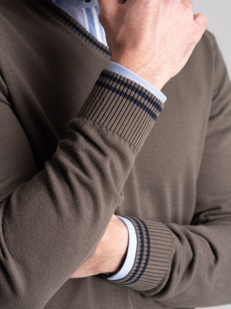 Jersey de hombre de algodón con cuello de pico y contrastes