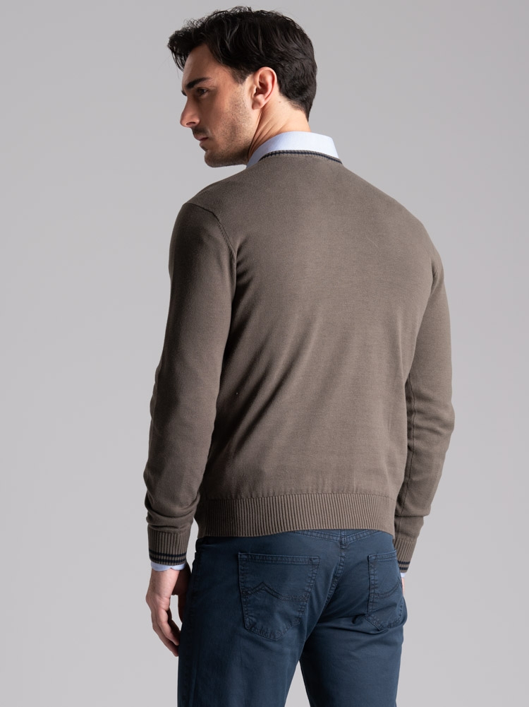 Jersey de hombre de algodón con cuello de pico y contrastes