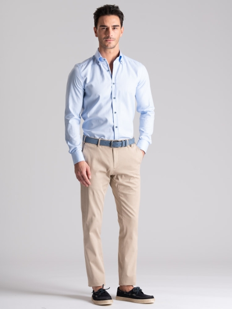 Camisa azul de espiga para hombre con cuello abotonado 2