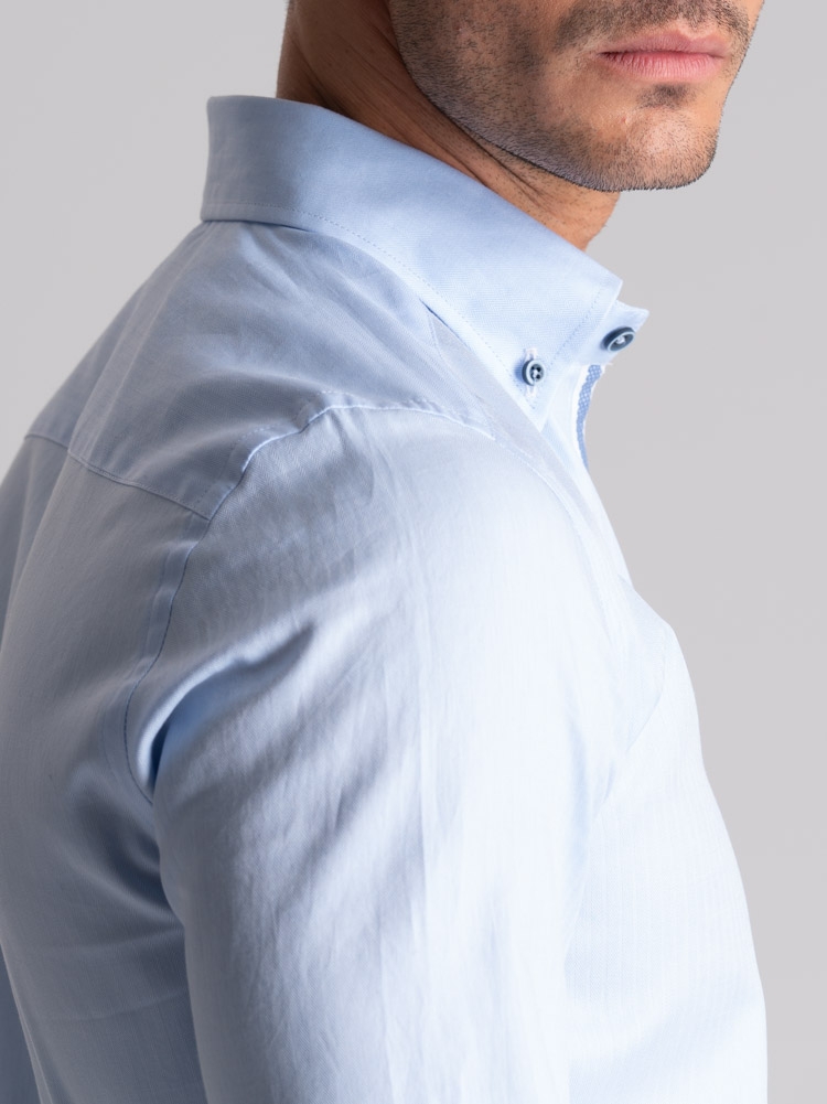 Camisa azul de espiga para hombre con cuello abotonado